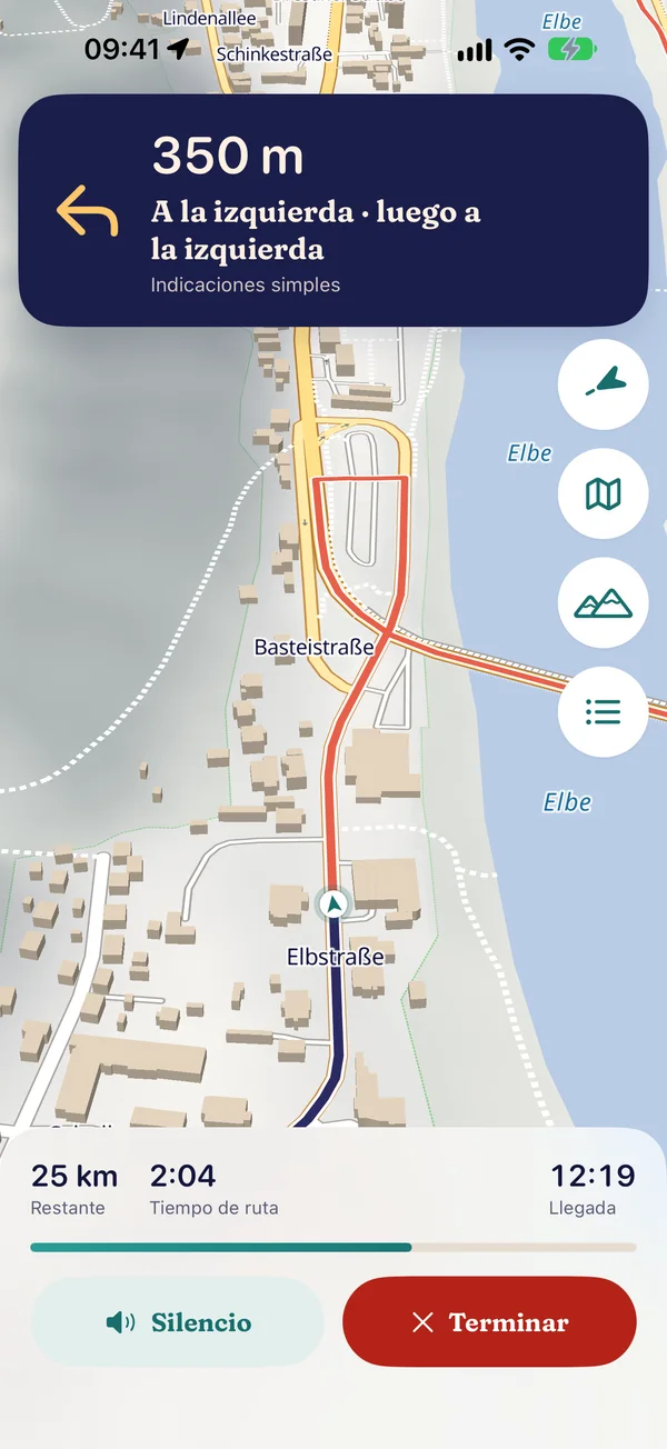 Navegación en Bad Schandau: aviso “350 m a la izquierda · luego a la izquierda”, mapa en el sentido de la marcha con edificios, abajo 25 km restantes, 2:04 de tiempo en marcha y la hora de llegada
