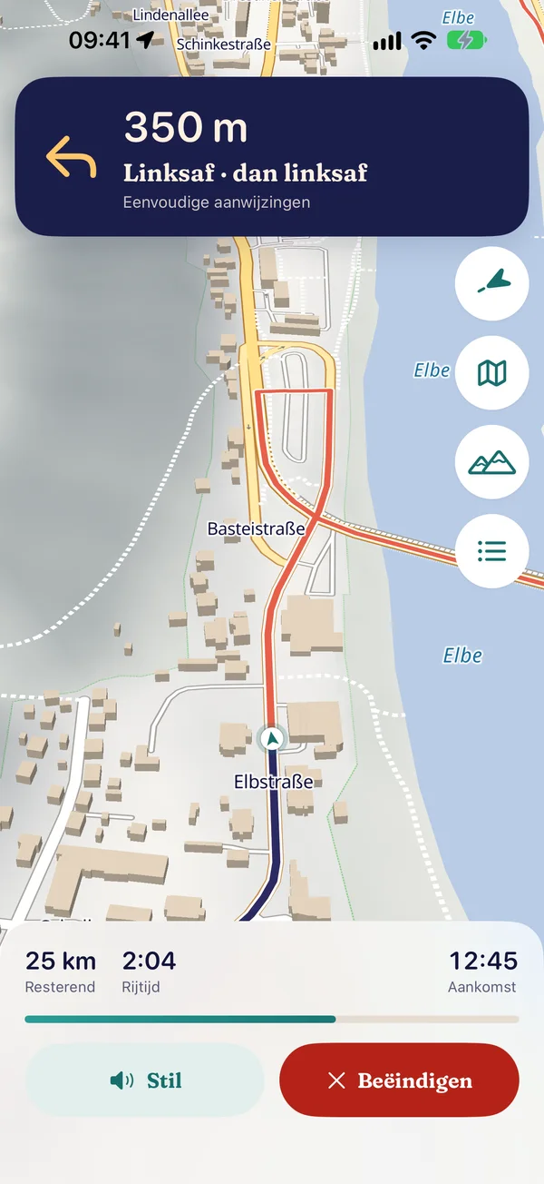 Navigatie in Bad Schandau: banner “350 m links · daarna links”, kaart in rijrichting met gebouwen, onderaan 25 km te gaan, 2:04 rijtijd en de aankomsttijd