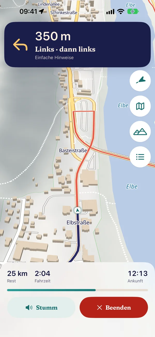 Navigation in Bad Schandau: Banner „350 m Links · dann links“, Karte in Fahrtrichtung mit Gebäuden, unten 25 km Rest, 2:04 Fahrzeit und Ankunft 12:13